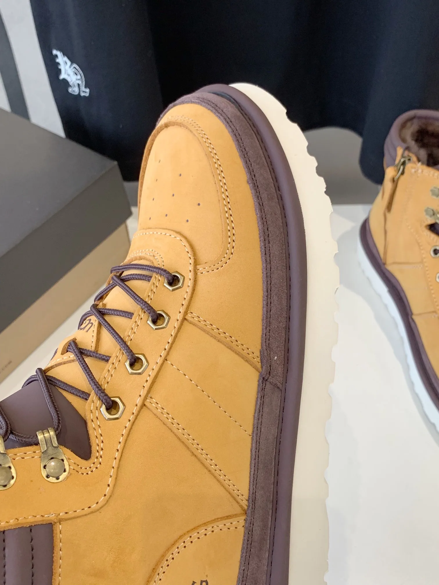 [UGG] P: 660💰 Men's model. Size: 39-44 𝐔gg 1122170 Side zipper Highlander men's shoes. Men's sheepskin lining imported from Australia. Sole. Light wing technology outsole. The upper foot is very comfortable. Men's snow boots are OK for husband and dad. High-end atmosphere. Three colors: chestnut, dark brown, olive green.